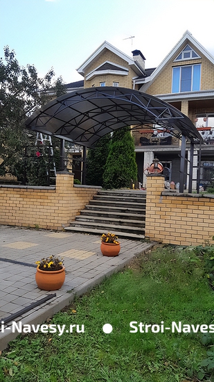 Арочный навес с поликарбонатом для лестницы