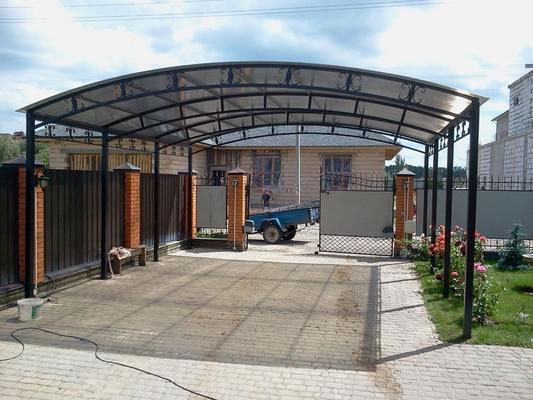 Навес из поликарбоната арочный с элементами ковки для авто