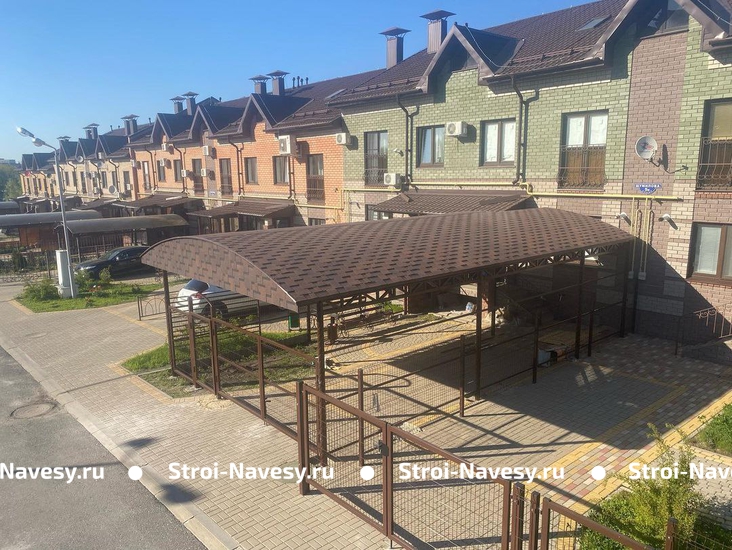 Арочный навес пристрой к дому с кровлей из гибкой черепицы