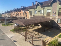 Арочный навес пристрой к дому с кровлей из гибкой черепицы