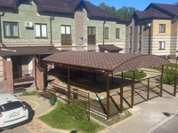 Арочный навес пристрой к дому с кровлей из гибкой черепицы