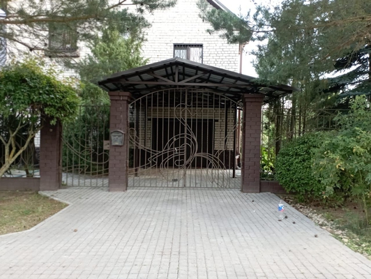 Двускатный навес из профлиста для авто пристрой к дому